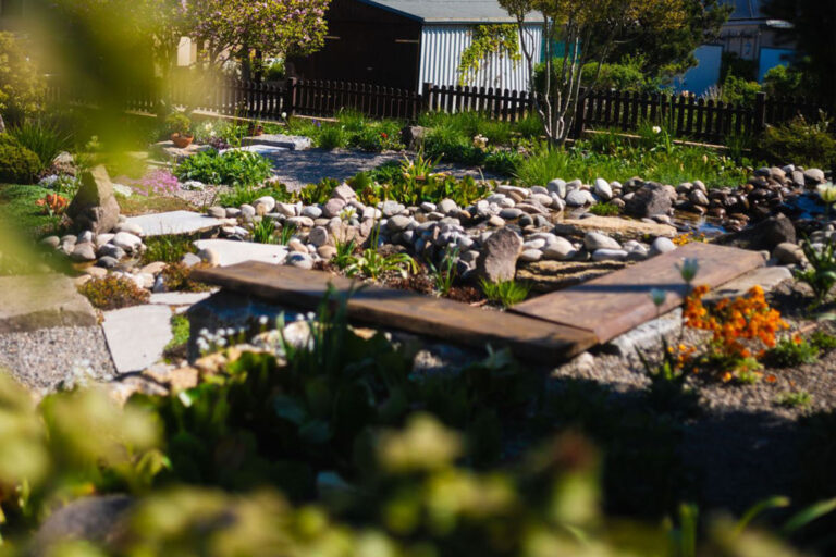 Bachlauf umgeben von Steinen