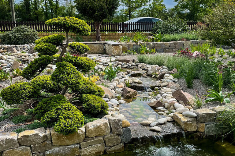 Bachlauf mit Bonsai auf der linken Seite