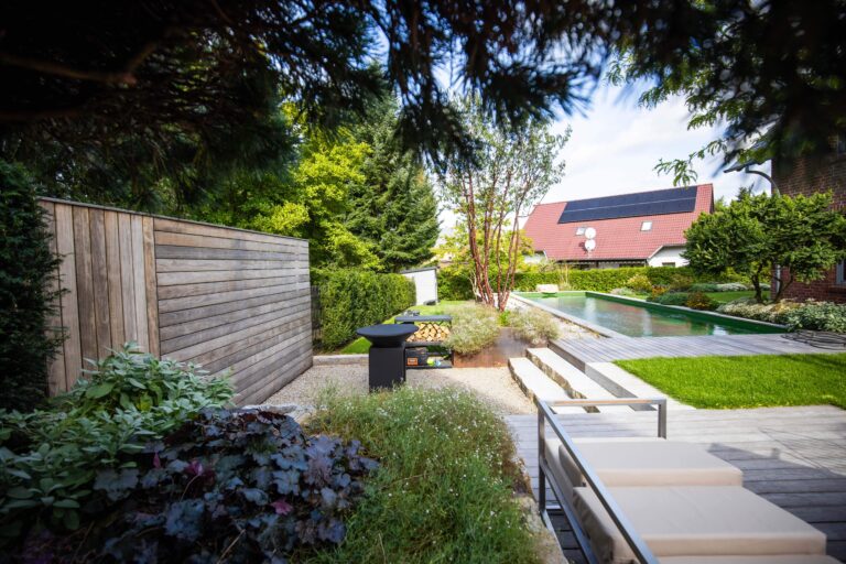 Feuerschale umgeben von Steinbänken