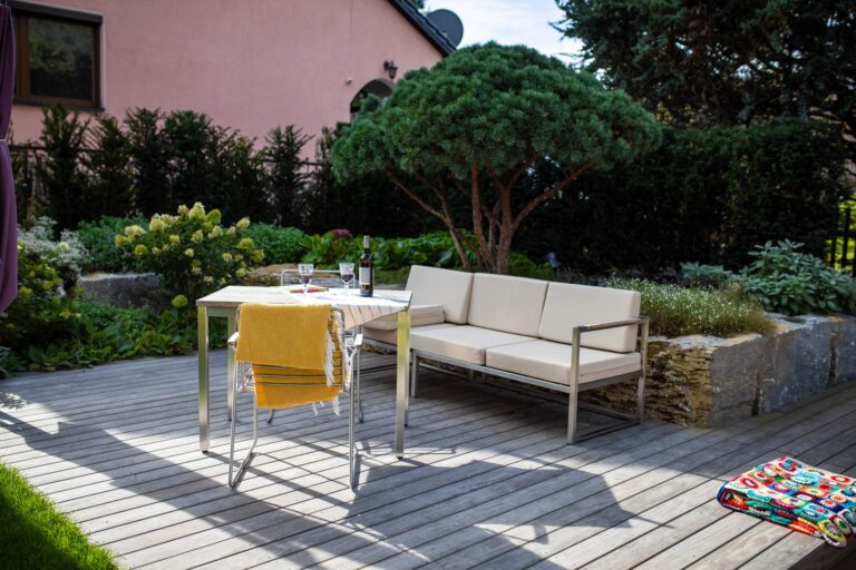 Holzterrasse mit Sitzlounge