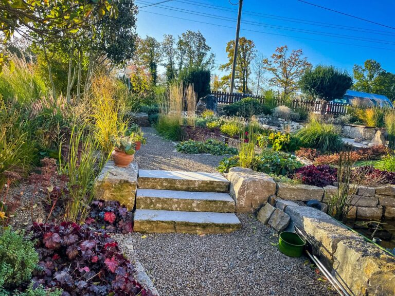 Kiesweg und treppen aus Naturstein