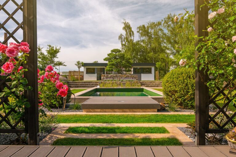 Grasweg zum Naturpool