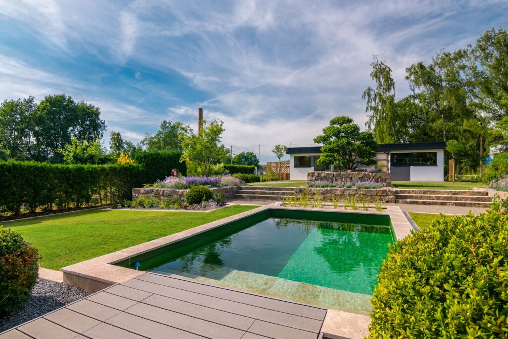 Naturpool mit Treppe