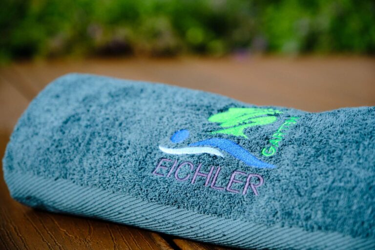 Eichler Gartenideen Handtuch am Pool