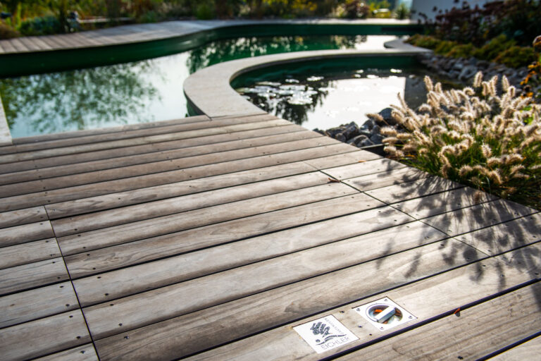 Holzterrasse mit Eichler Branding