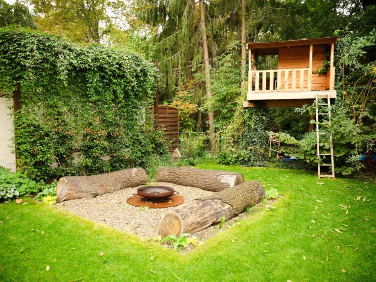 Feuerschale und Sitzecke aus Baumstämmen