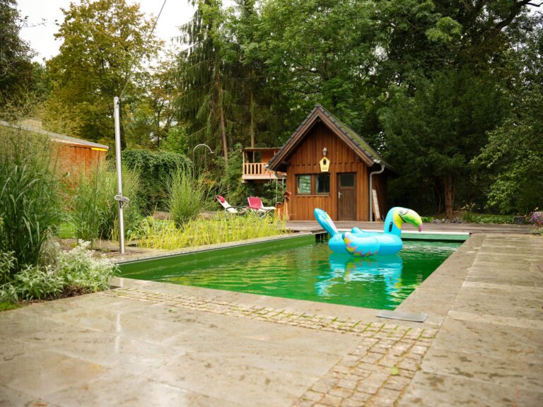 Naturpool mit Schwimmring
