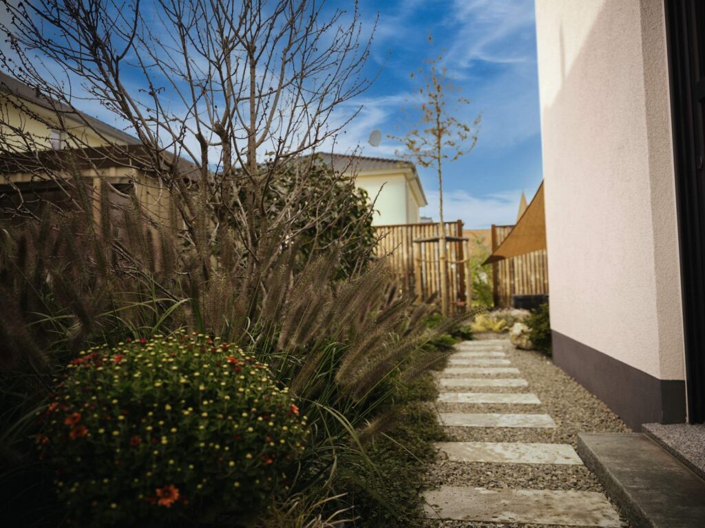 Weg in den Garten über Natursteinplatten