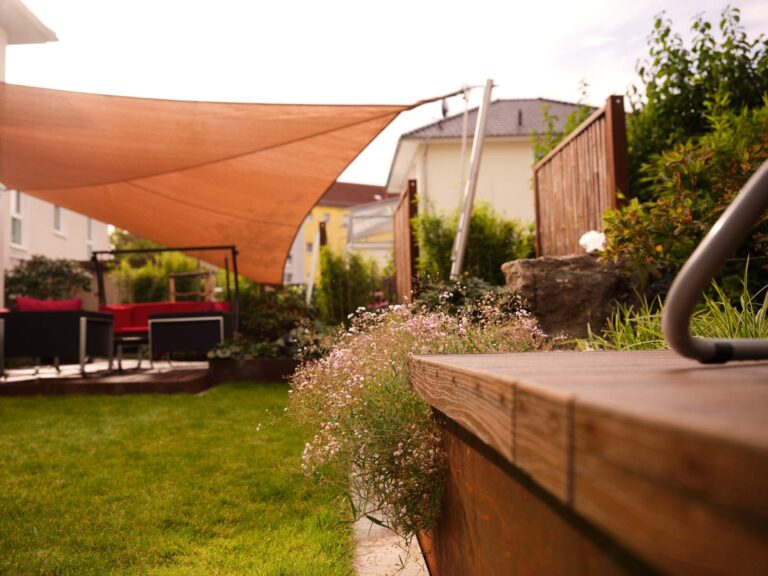 Nahaufnahme Holzterrasse mit Blumen