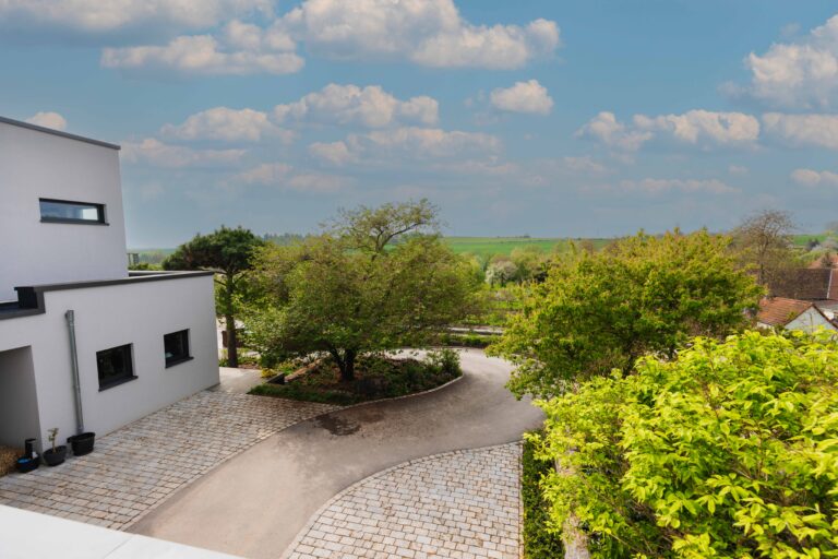 Geschwungende Auffahrt zum Gelände