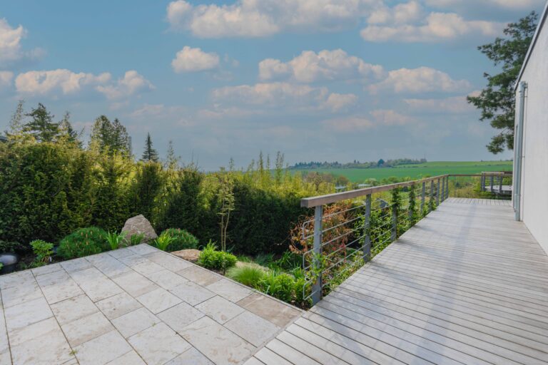 Übergang von Holzterrasse zu Steintreppe