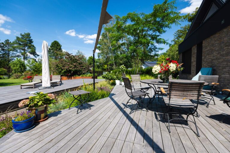 Holzterrasse mit Sitzlounge