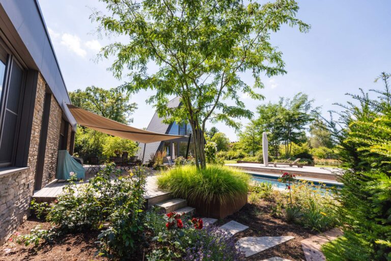 umpflanzte Treppen auf die Holzterrasse