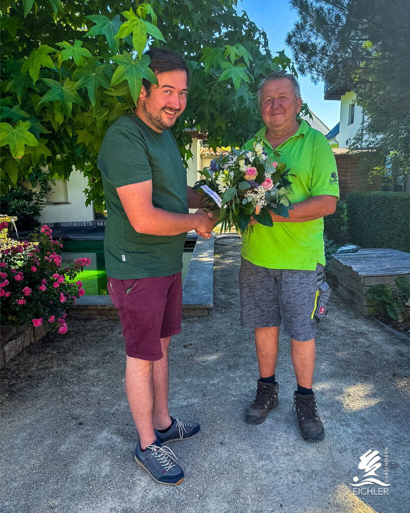 Gratulation zur Übergabe Eichler Gartenideen von Bernhard Eichler an Alexander Eichler mit Blumenstraußübergabe
