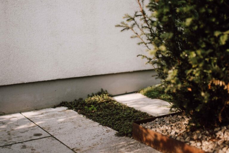 Weg aus Natursteinpflaster