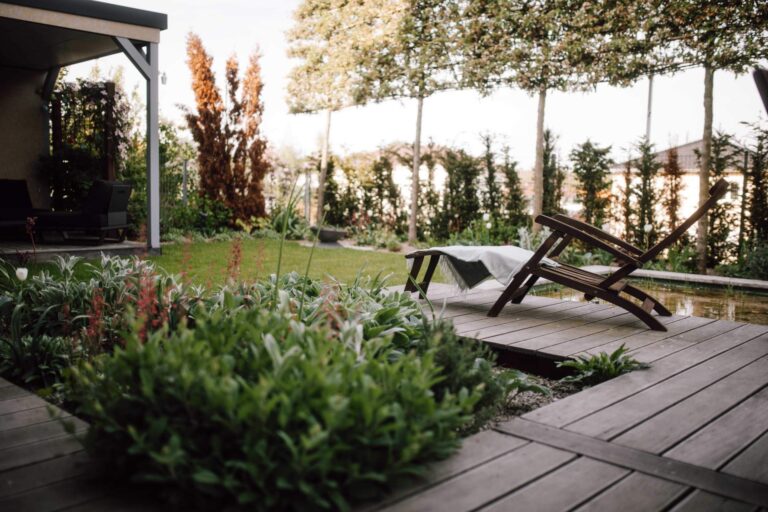 Blick auf Gartenwiese mit Liegestuhl