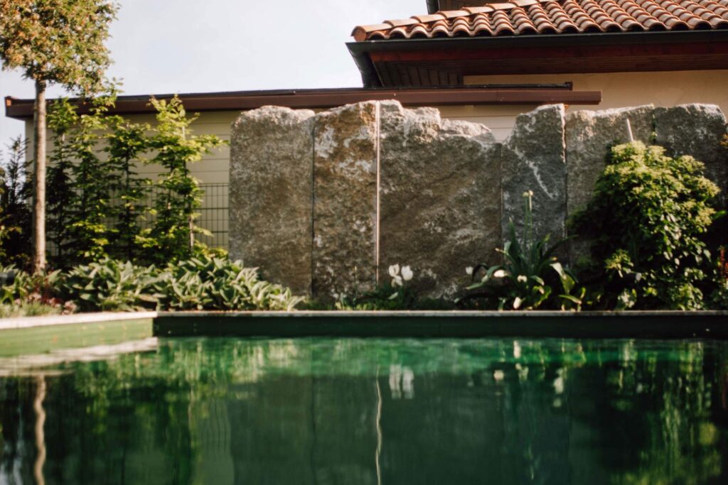 Bruchplatten als Dekoelement vor Naturpool