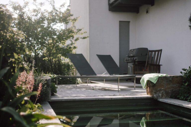 Terrasse mit Liegestühöen