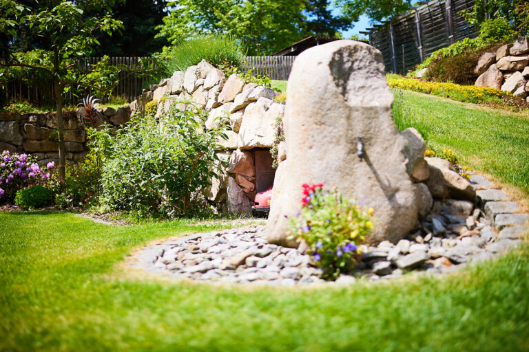 Großer Naturstein als Dekoemelent