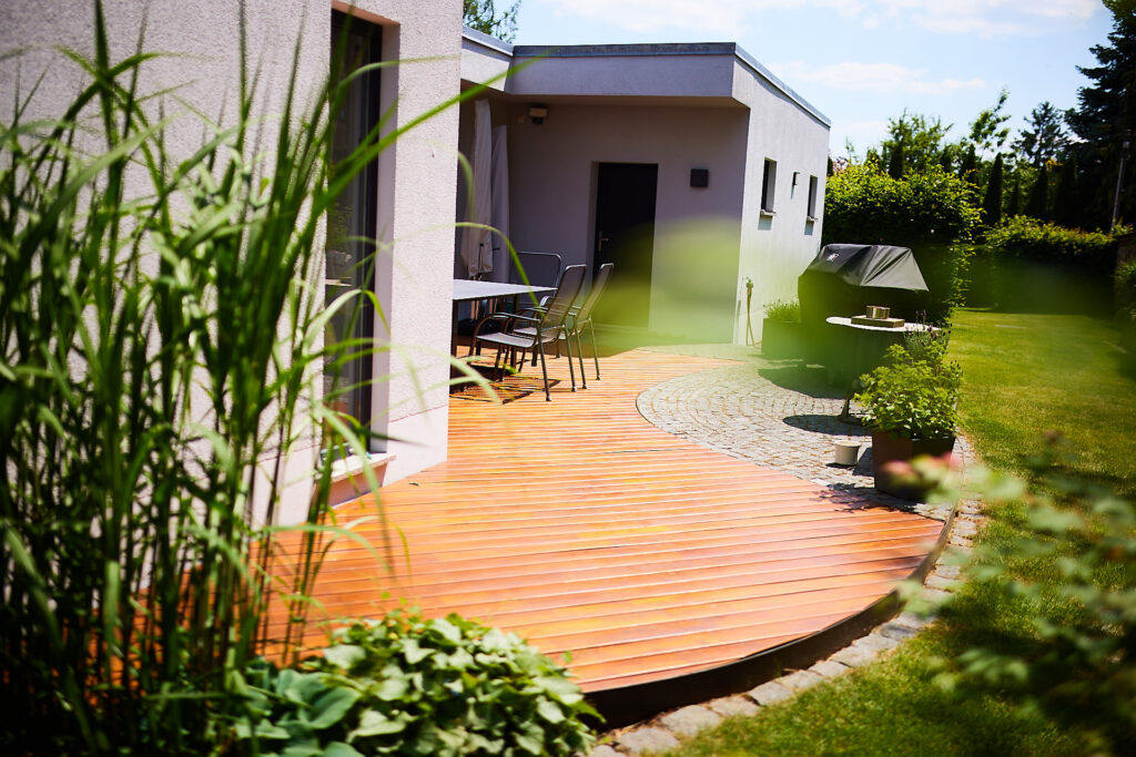 Holzdeck mit Sitzecke