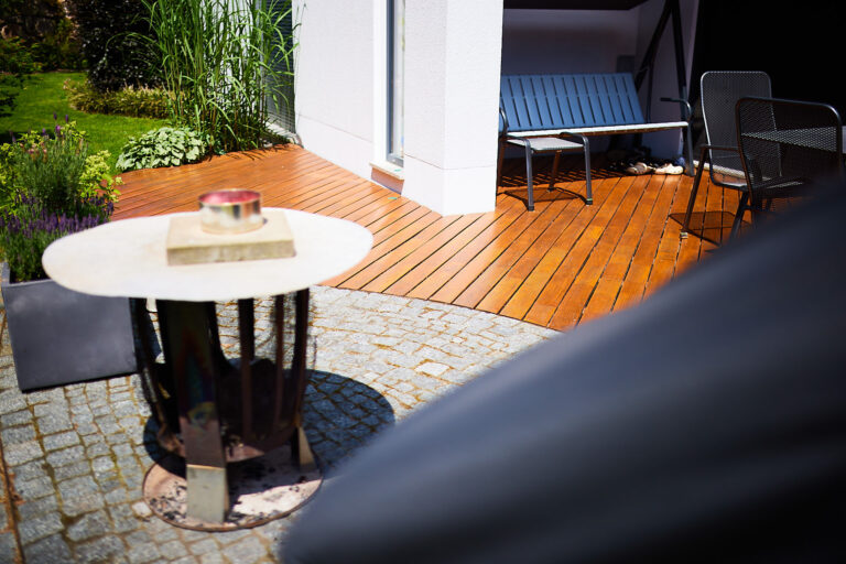 Holzdeck mit Feuerstelle