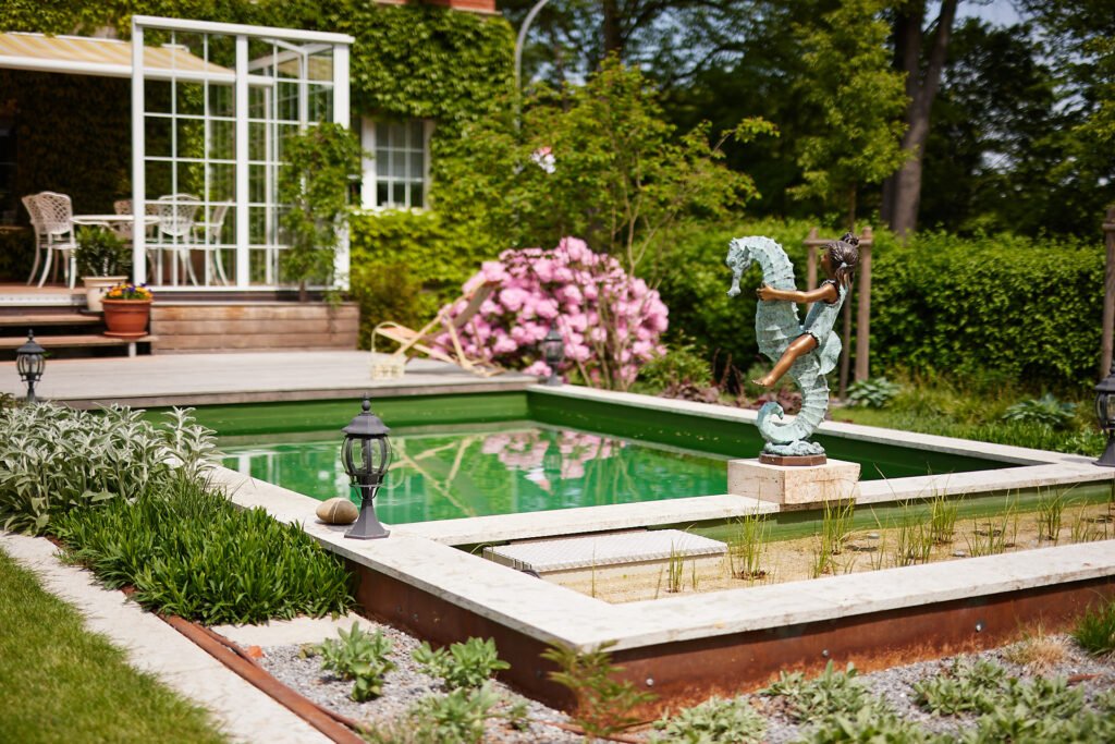 Naturpool mit Skulptur