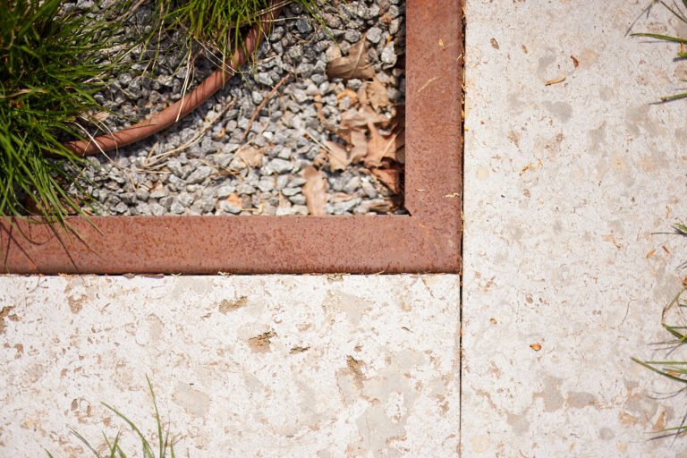 Nahaufnahme Stein um Pool