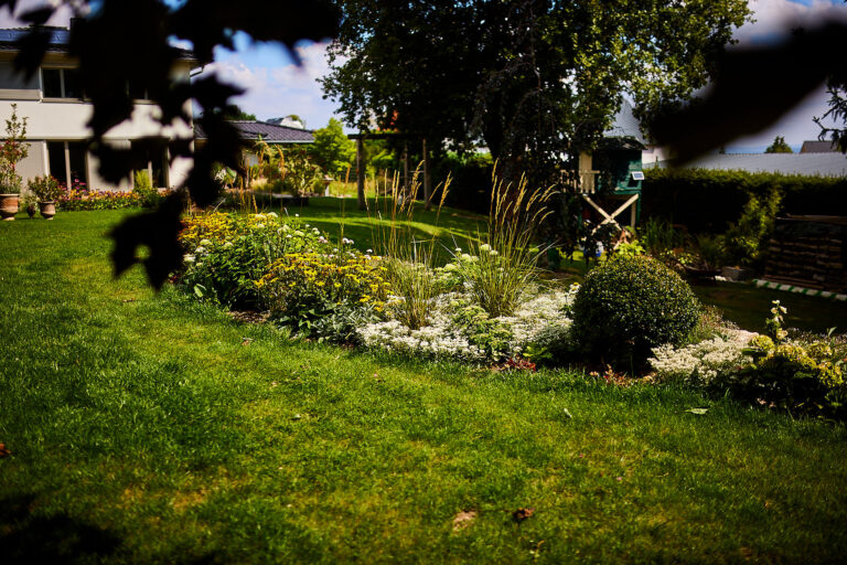 geschwungene Pflanzungen durch den Garten