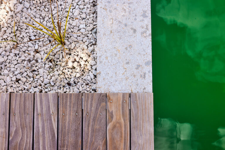 Detailaufnahme Wasser des Naturpools, Filterbereich und Holzterrasse