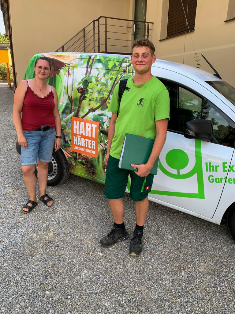 Ausbildungsleiterin Ariane Klemm und neuer Galabau Azubi Christian