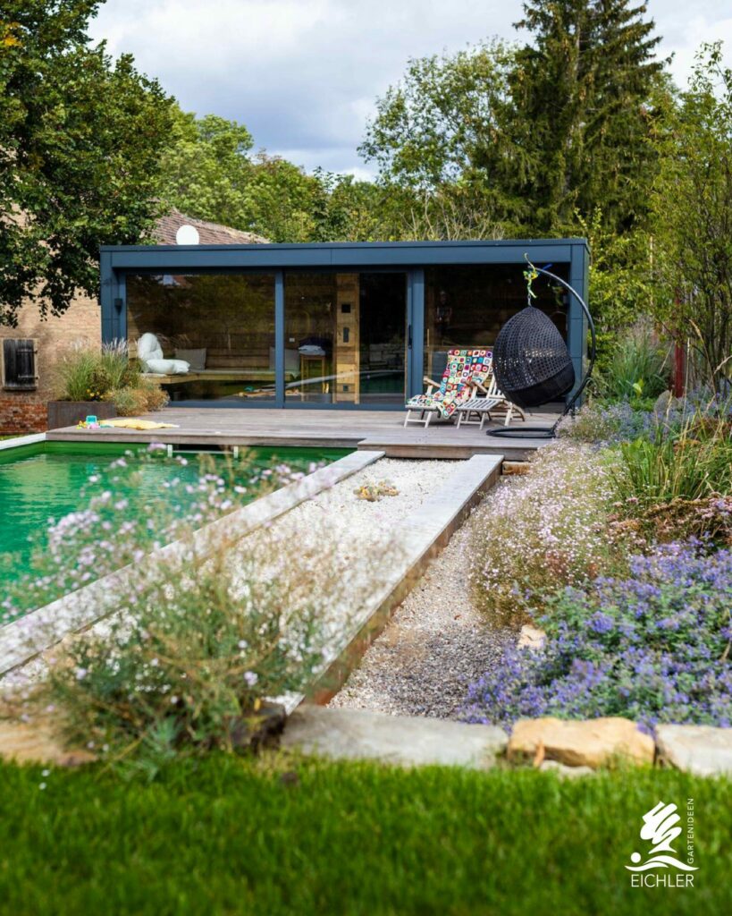 Gartenprojekt mit Naturpool, Terrasse und Sauna