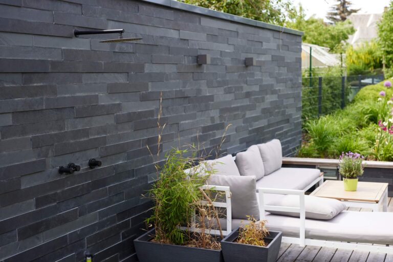 Sitzlounge auf Holzterrasse