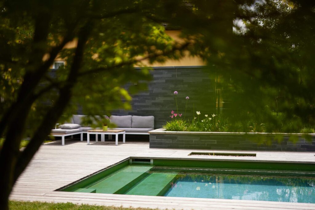 Naturpool mit Einstiegstreppen aus Naturstein