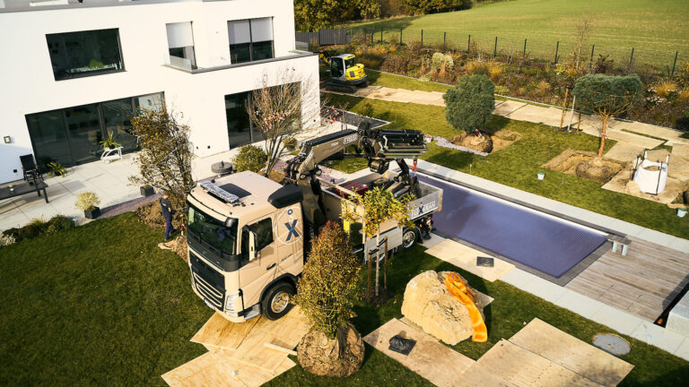 Materialanlieferung mit Baustraße