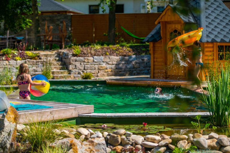 Kinder spielen im Naturpool