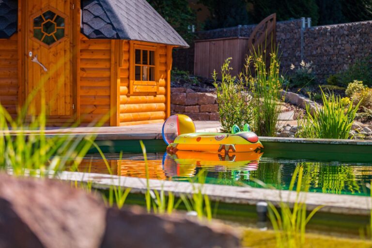 Naturpool mit Schwimmring und Sauna