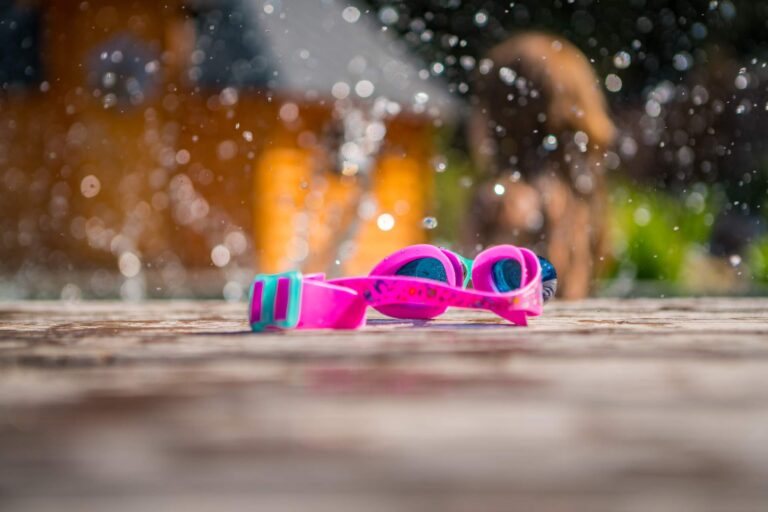 Schwimmbrille am Naturpool