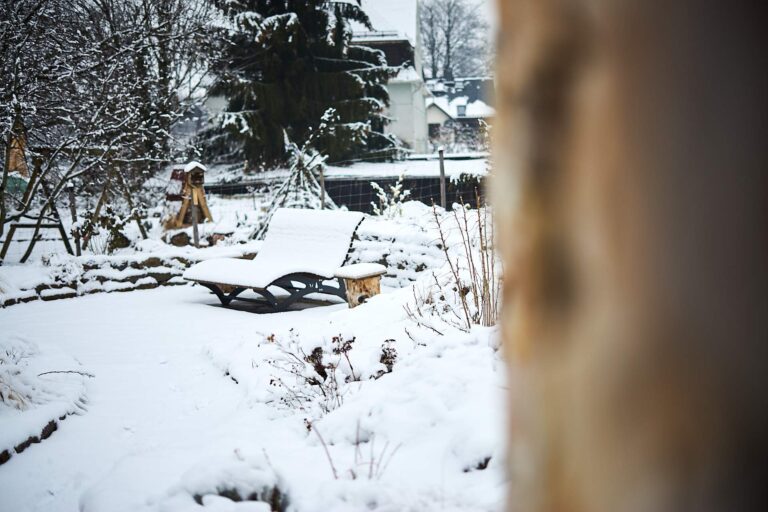 Sitzbank im Schneebedeckten Garten