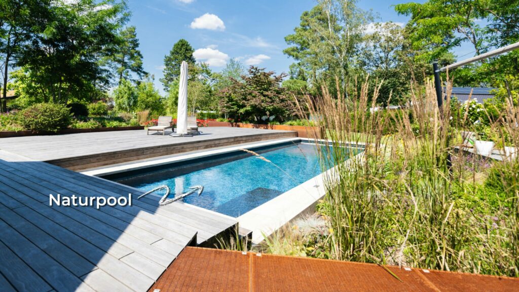 Eichlers Gartenideen Naturpool mit Holzterrasse und Lounge Möbeln
