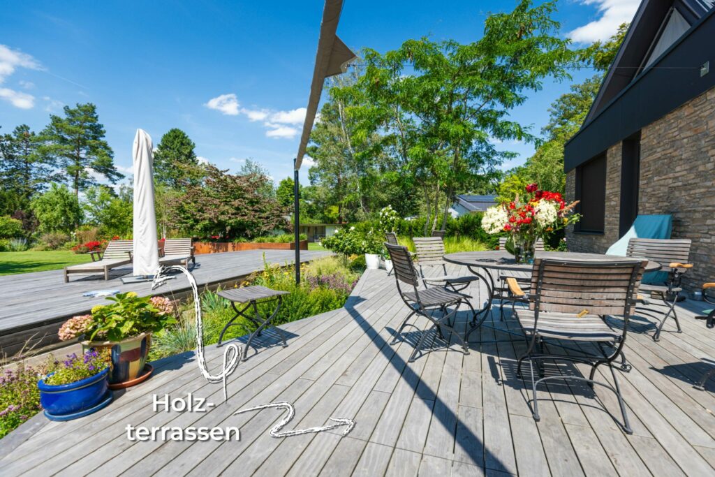 Eichlers Gartenideen Holzterrassen mit Sunroof und Lounge Ecke