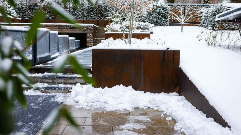 Senkbeet mit Cortenstahl und Schnee