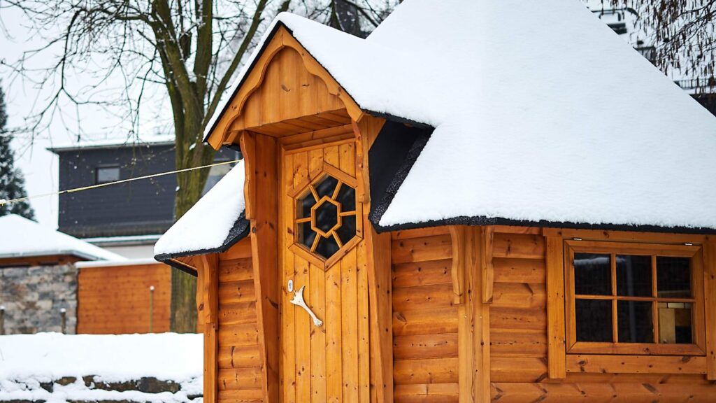 Saunahaus mit Schnee