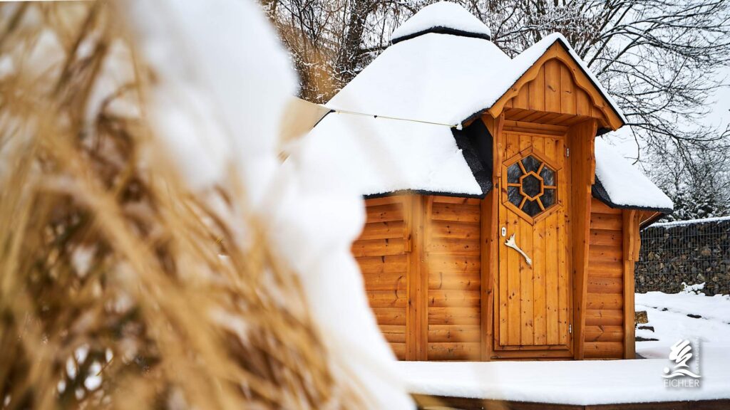 Eichler Gartenideen Projekt im Winter mit Naturpool und Saunahaus