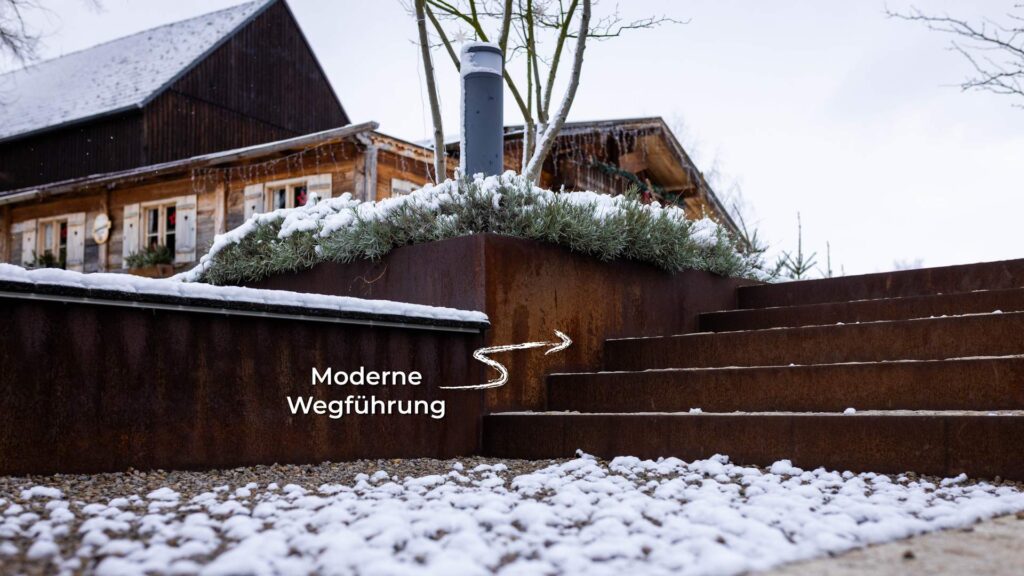 Senkbeet und Treppen mit Cortenstahl und Hotel Beierlein im Hintergrund
