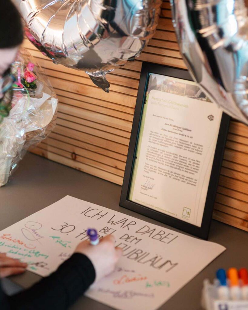 Gästeliste mit Unterschiften der Besuchenden