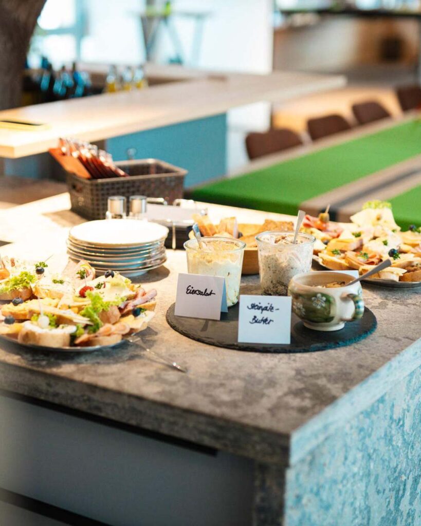 Essen auf grauer Kückentheke (Schnittchen und Aufstrich)