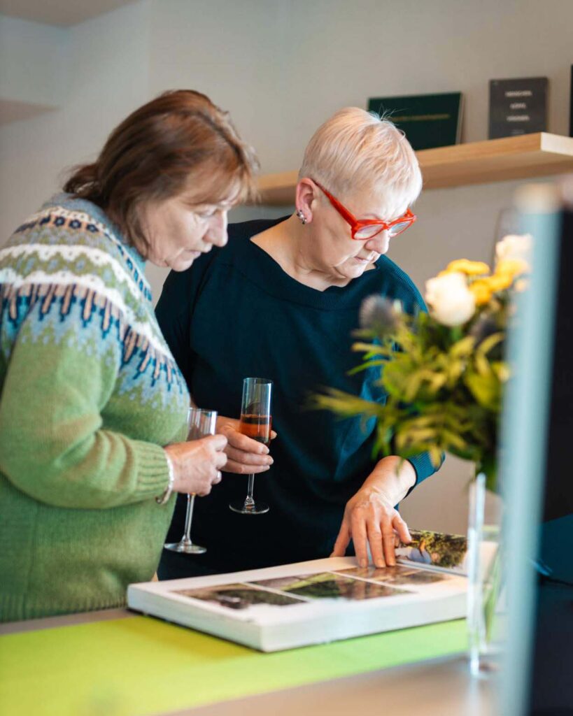 Zwei Frauen, welche sich das Eichler Gartenideen Projektbuch anschauen