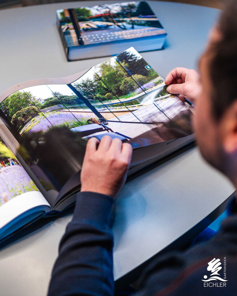 Neues Jahr,Neuer Garten. Alexander Eichler blättert in Projektbuch mit Gartenprojekten