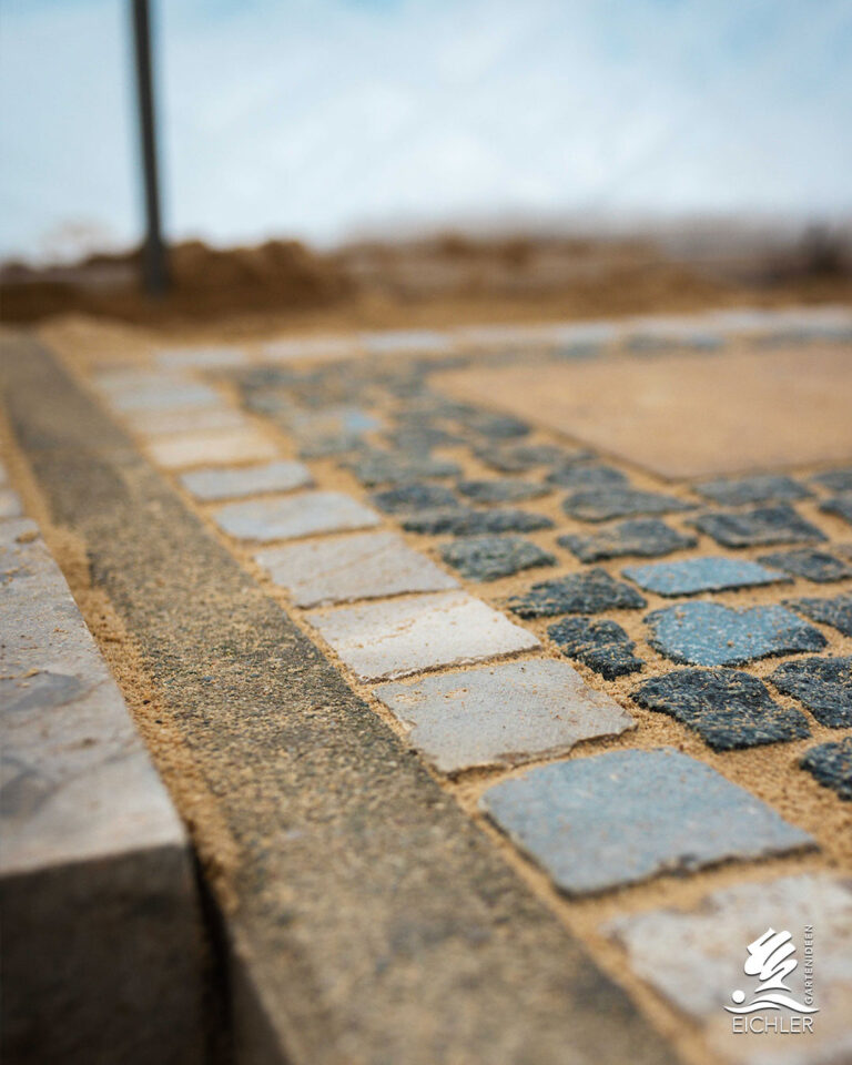 Gepflasterte Steine in Sand