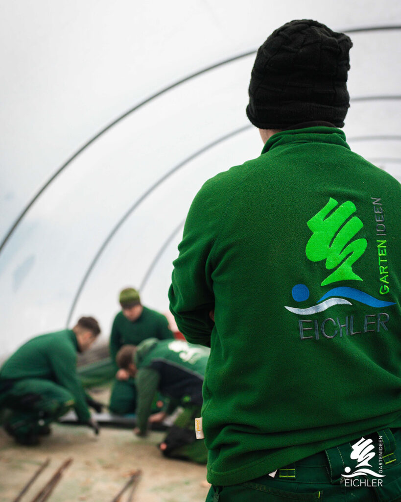 Azubi in grüner Eichler Gartenideen Jacke